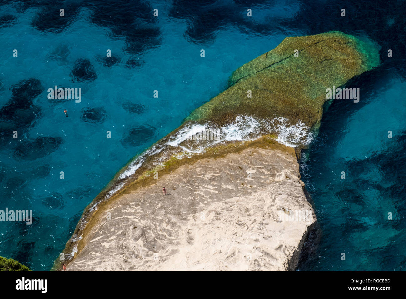 Corsica costa mediterranea, spiaggia rocciosa Foto Stock