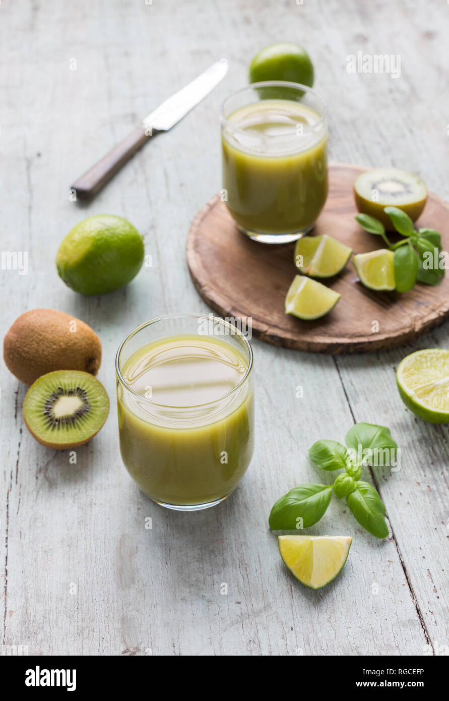 Bicchieri di kiwi di succo di lime Foto Stock