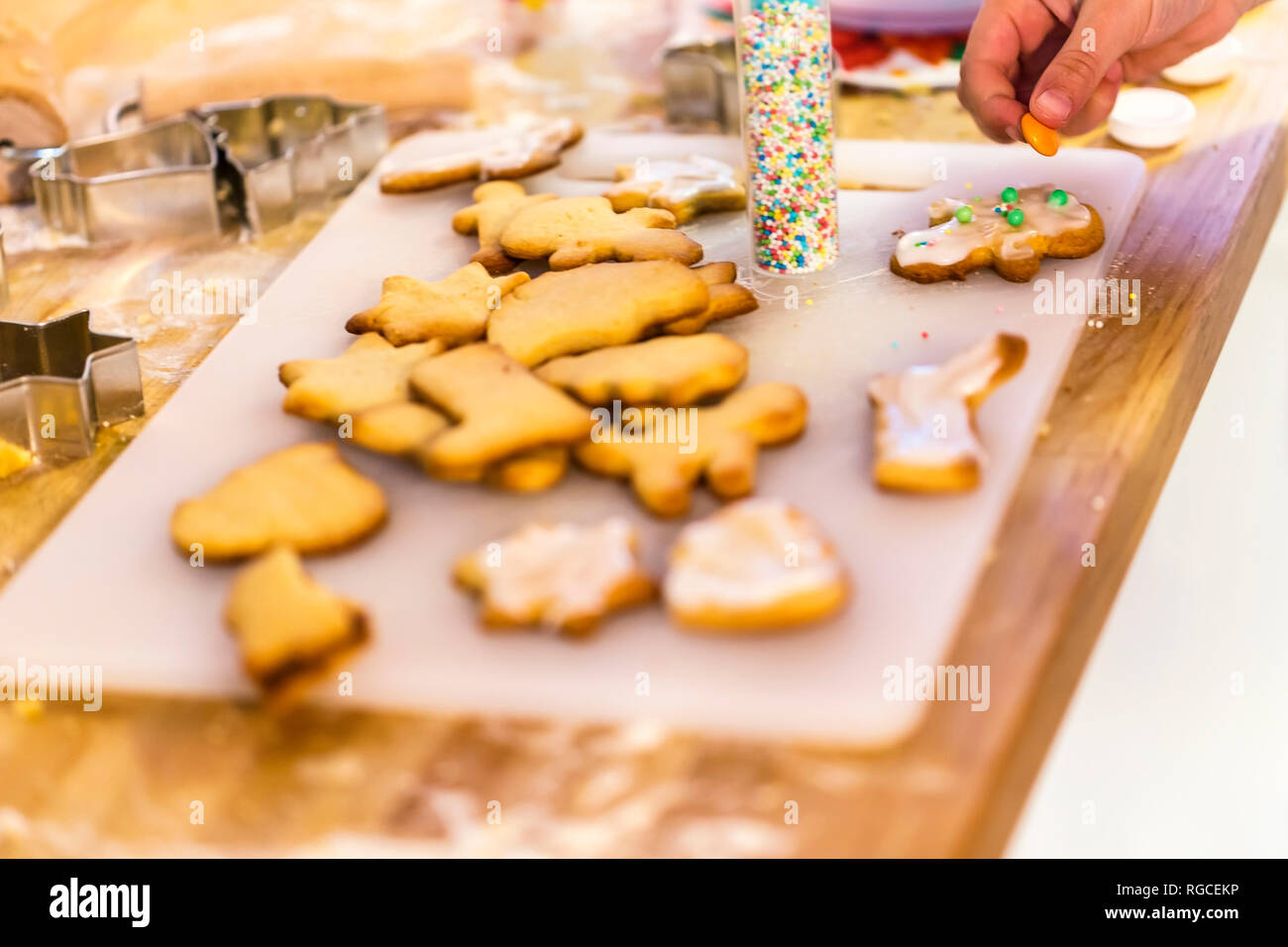 La mano della bambina la decorazione di biscotti di Natale Foto Stock