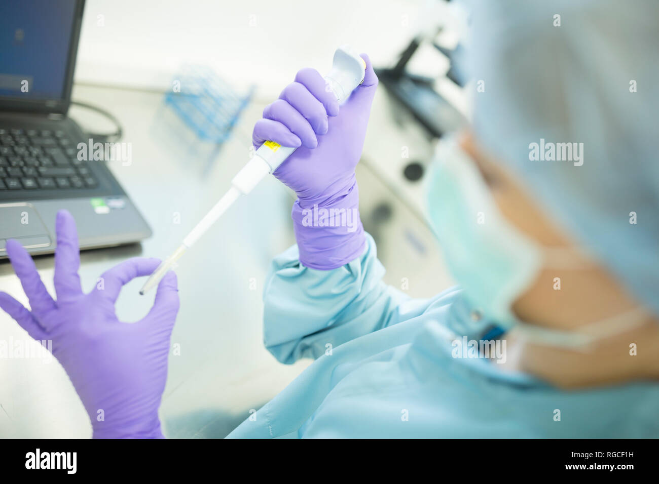 Preparazione di campioni di controllo di steli in laboratorio per la produzione di droghe Foto Stock