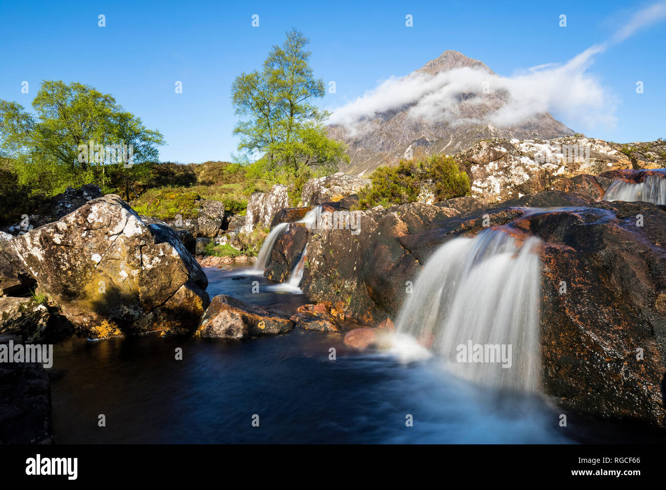 Gran Bretagna, Scozia, Highlands scozzesi, Glen Etive, montagna del massiccio Buachaille Etive Mor con Mountain Stob Dearg, Fiume Coupall, Etive Mor cascata Foto Stock