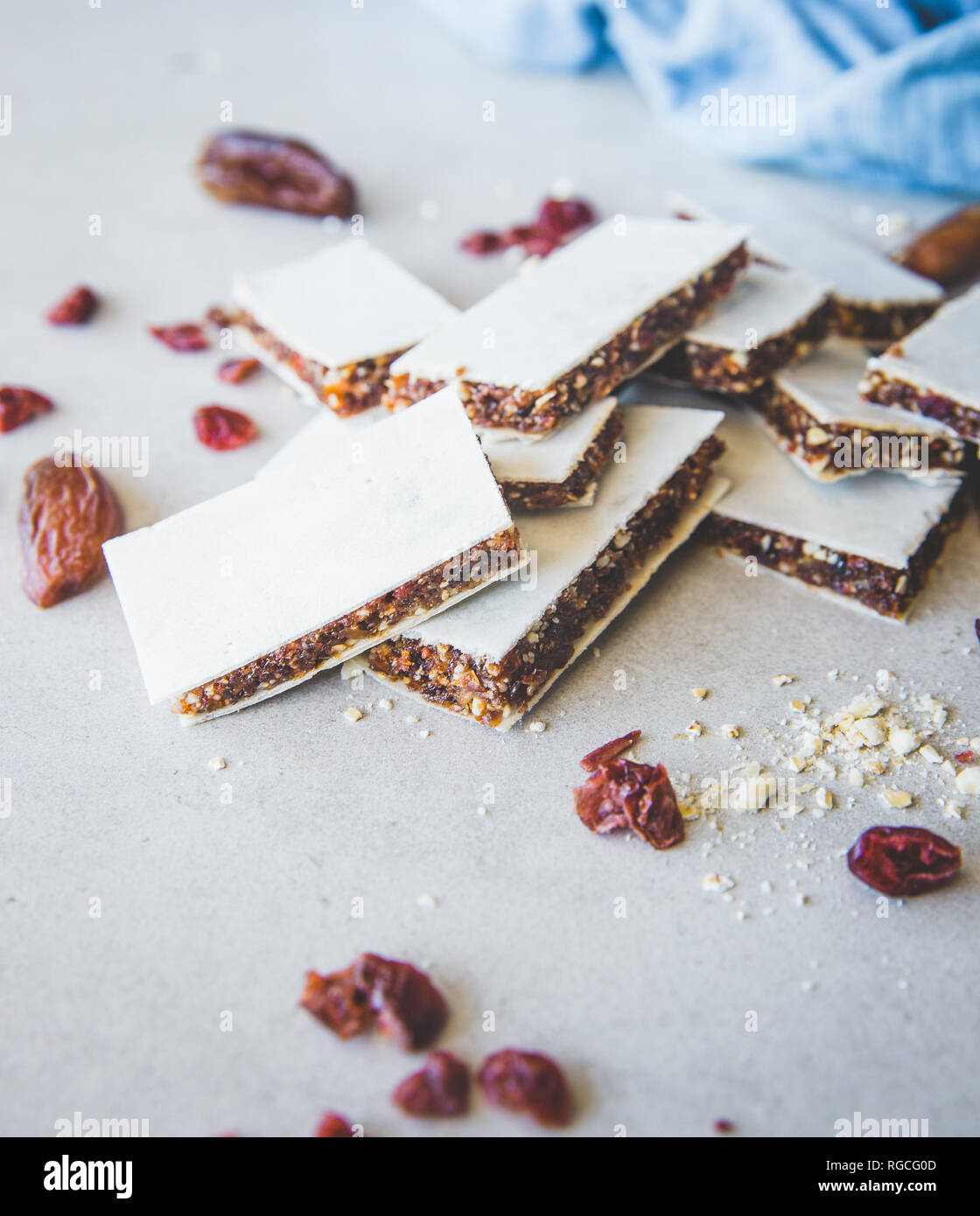 Barre di frutta, mandorle e uvetta, Cranberries, fiocchi di avena e date Foto Stock