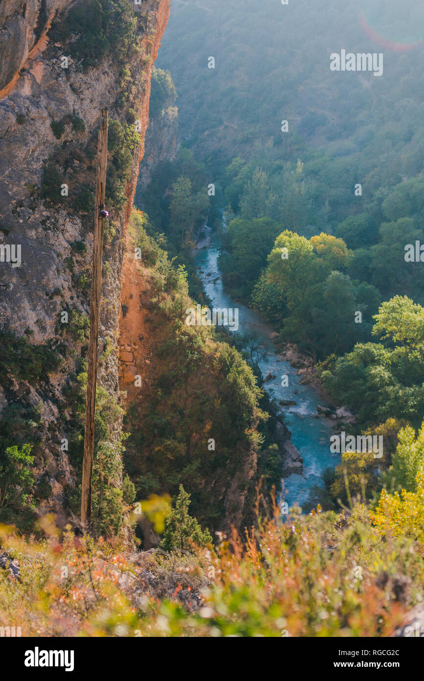Spagna, Alquezar, incontaminato paesaggio con Steep faccia e il fiume Foto Stock