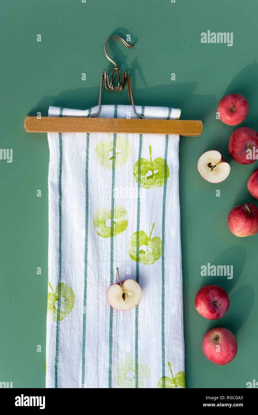 La stampa tessile su asciugamano da cucina con le metà di Apple Foto Stock