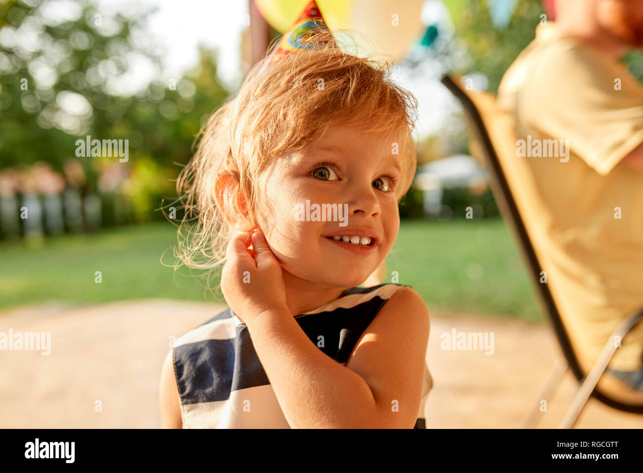 Ritratto di bambina su un compleanno party in giardino Foto Stock