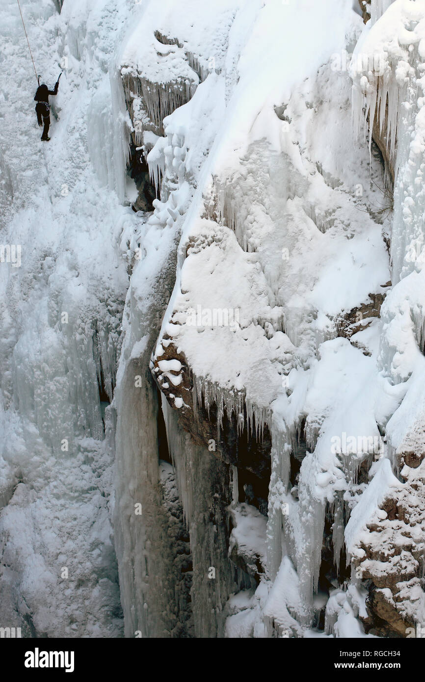 Ouray, Colorado - Gennaio 09, 2018: unidentified ice climber salendo su una cascata ghiacciata nel ghiaccio park di Ouray, Colorado Foto Stock