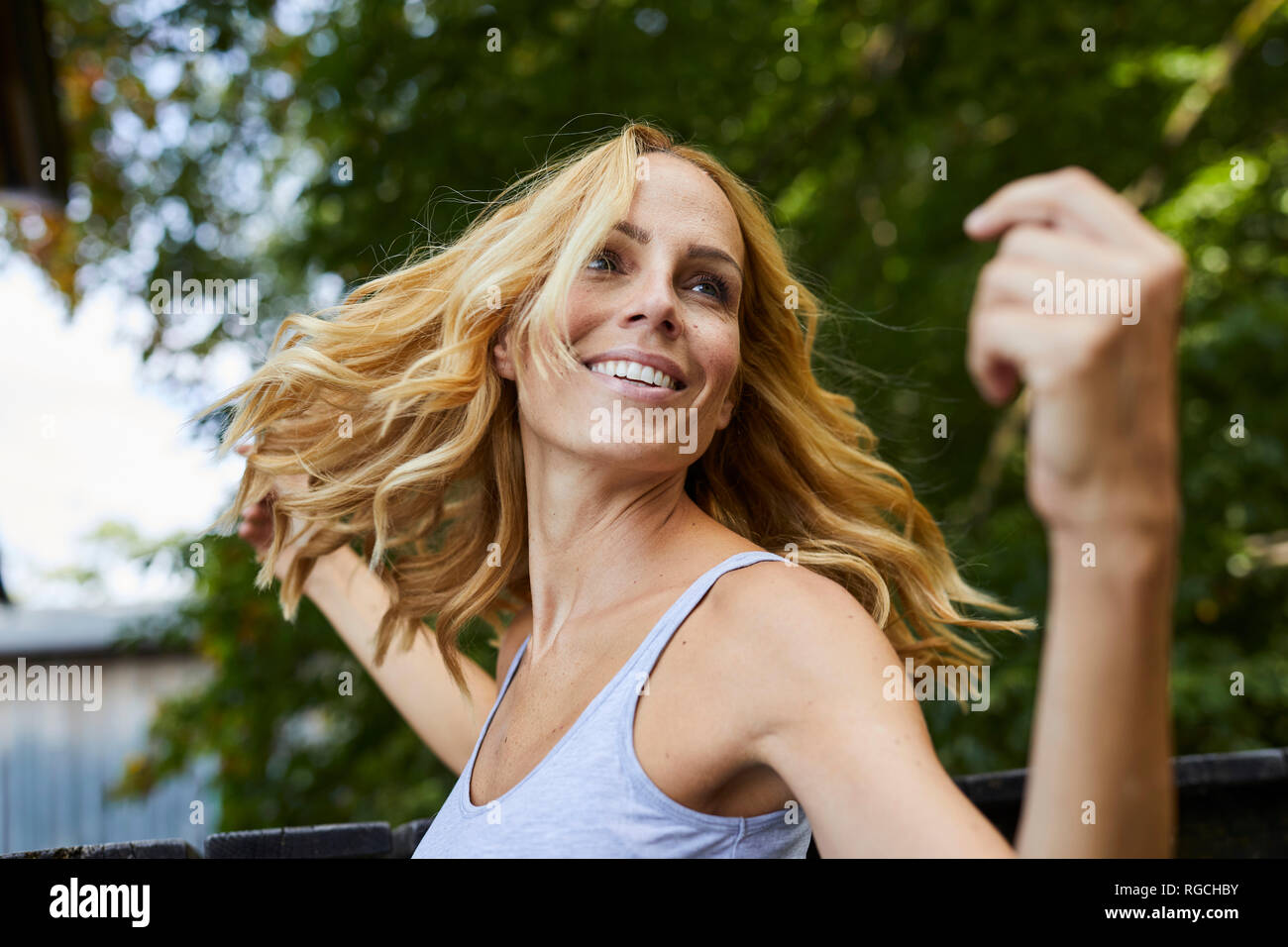 Carefree donna bionda all'aperto Foto Stock
