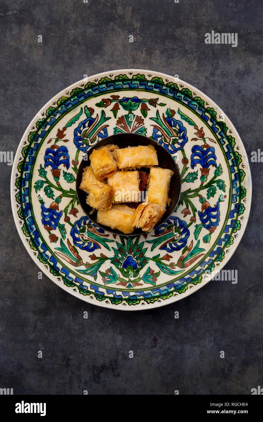 Il baklava in una ciotola, sulla piastra dal di sopra Foto Stock