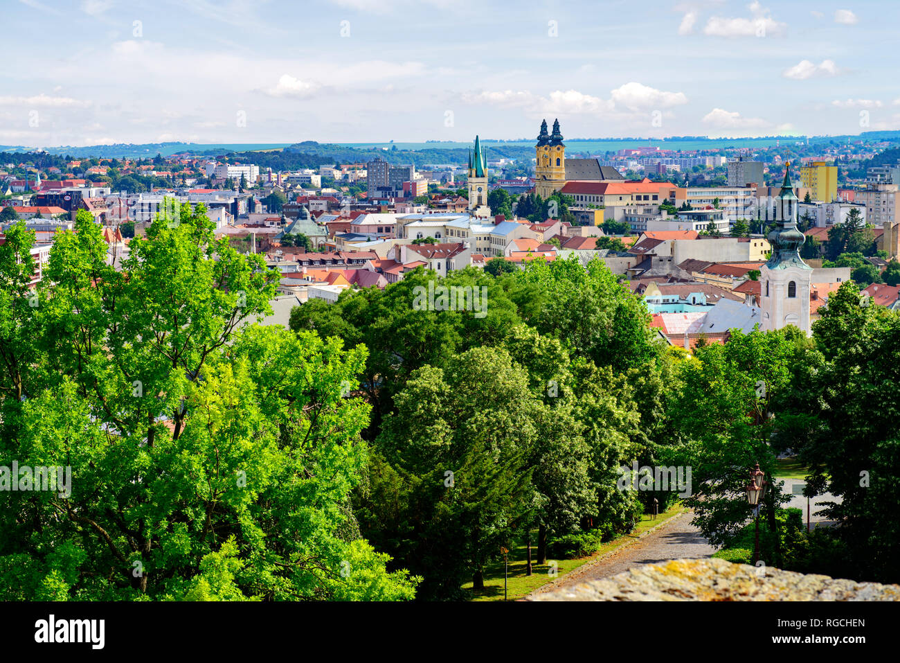 La Slovacchia, Nitra, vista dalla Chiesa Fortezza per la città bassa, il quartiere del castello e la città alta Foto Stock