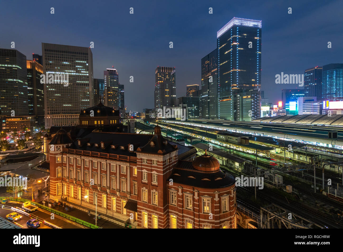 Tokyo Giappone, notte dello skyline della città alla Stazione di Tokyo Foto Stock