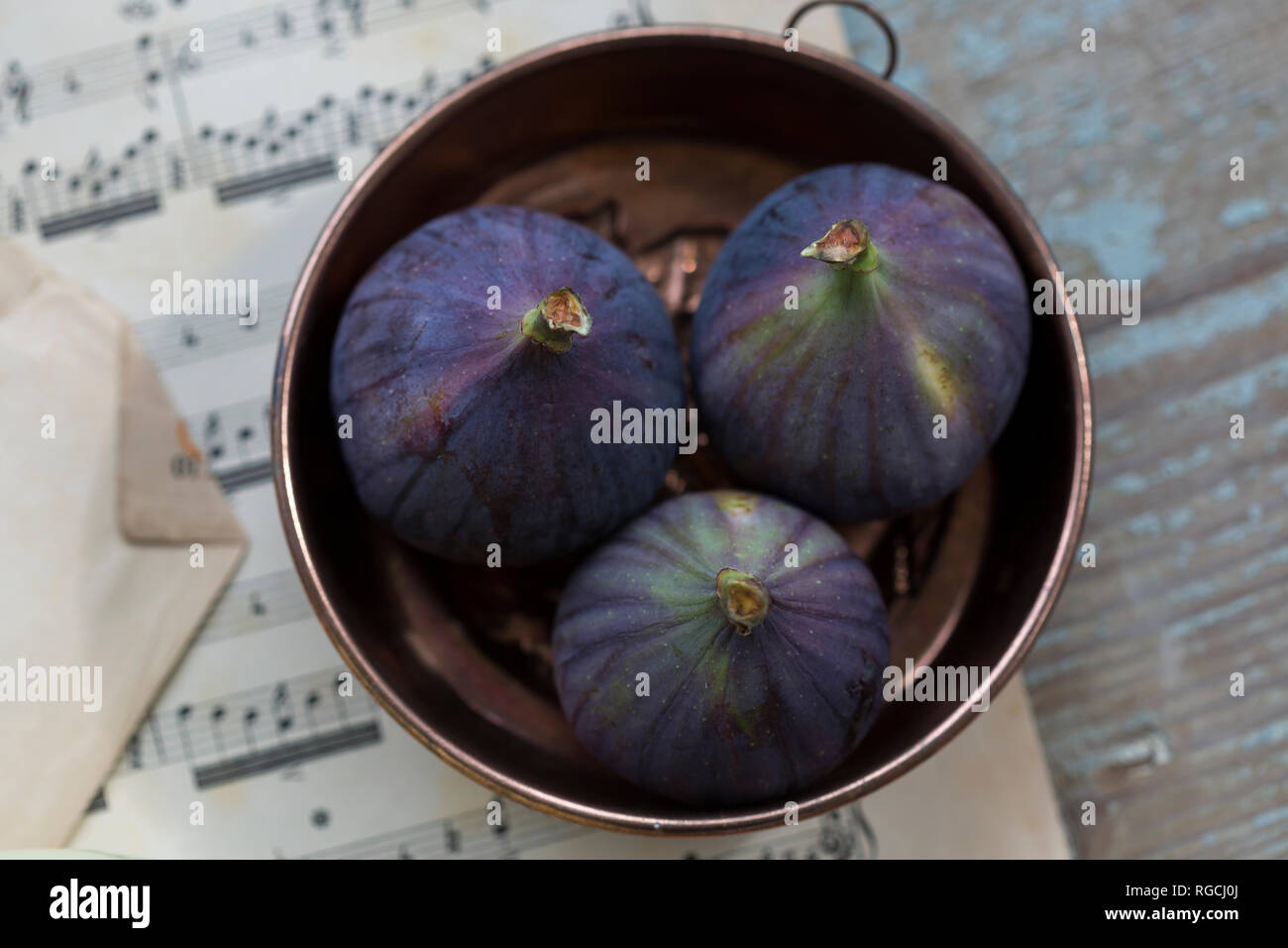 Tre figure in una ciotola Foto Stock