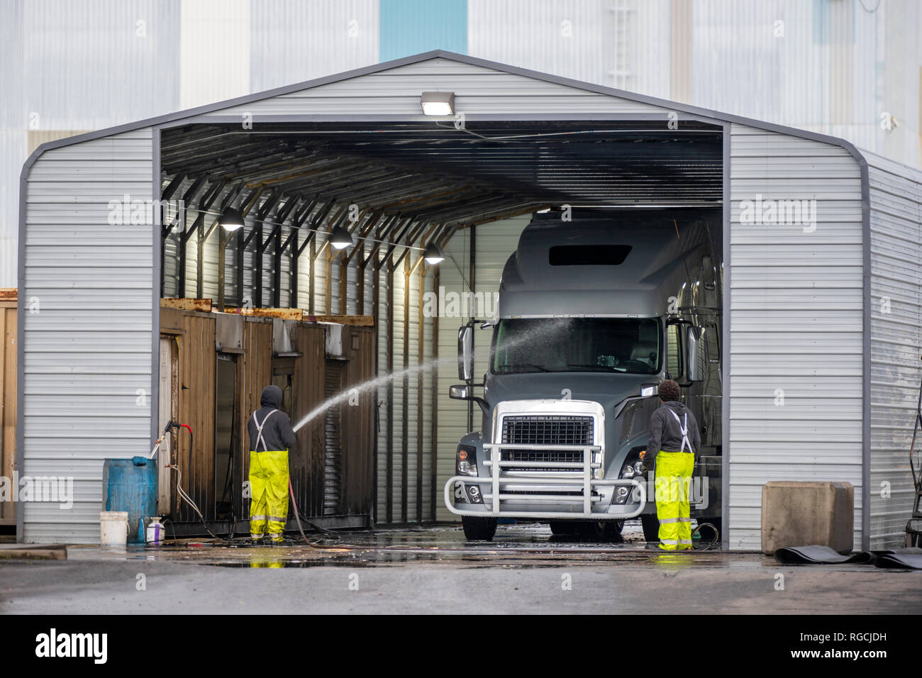 Manuale della stazione di lavaggio per grandi semi camion con rimorchi situato in un appositamente attrezzate edificio industriale al fine di garantire l'assorbente - tecnico norm. Foto Stock