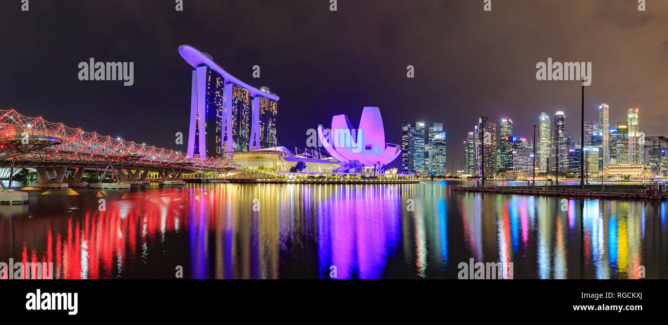 Marina Bay View con il Marina Bay Sands Hotel e lo skyline della città di Singapore di notte Foto Stock
