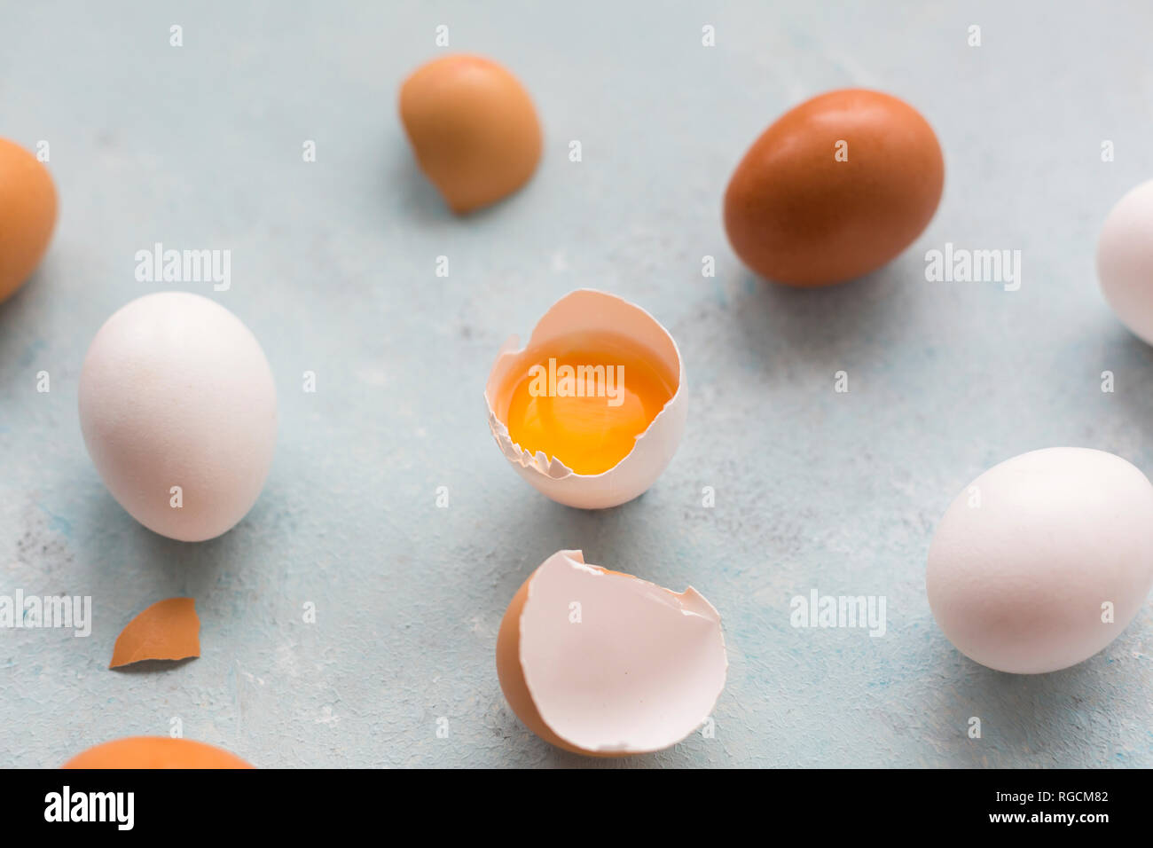 Tutto aperto e bianco e marrone di uova sulla massa di luce Foto Stock