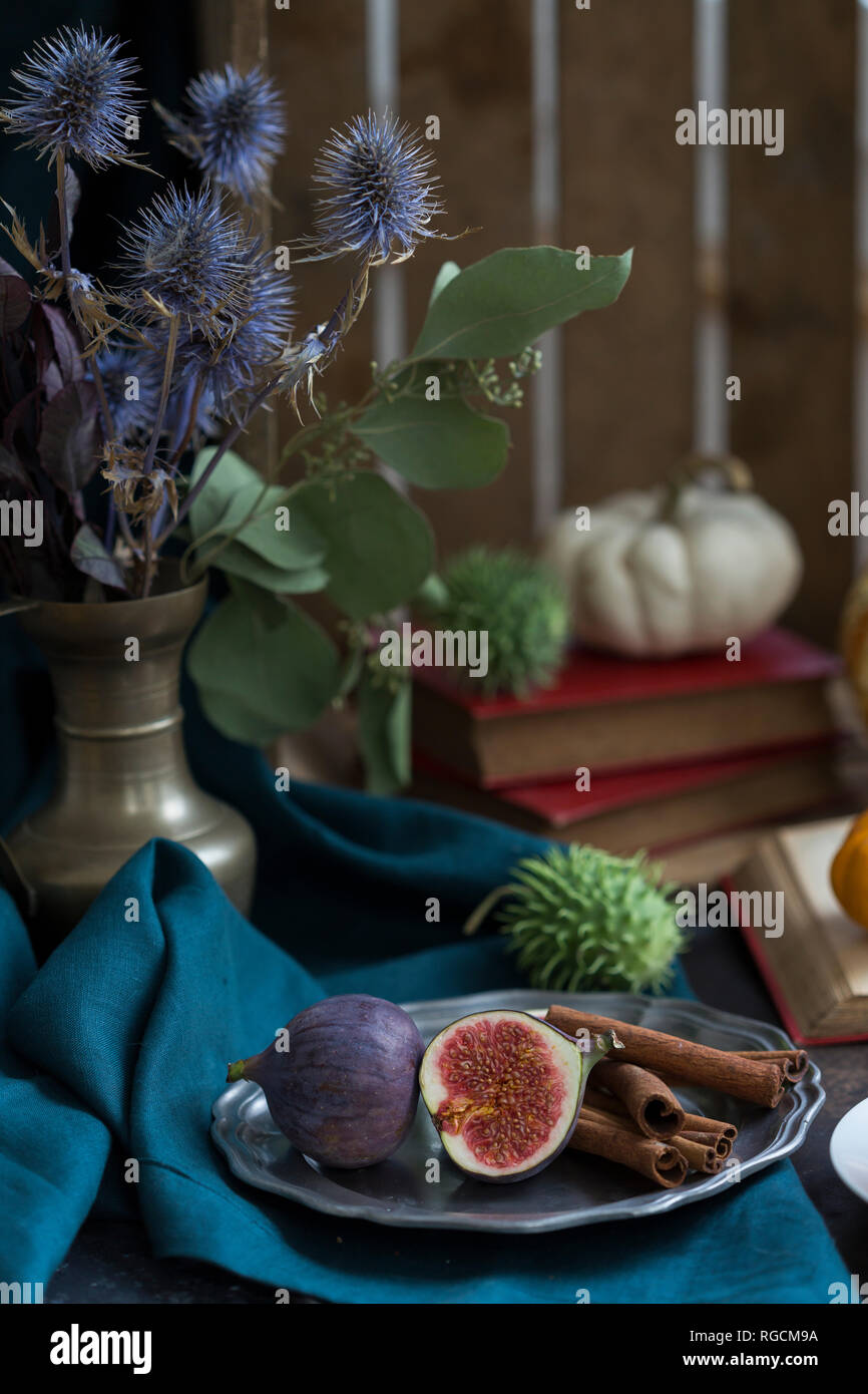 Natura morta con fichi e bastoncini di cannella Foto Stock