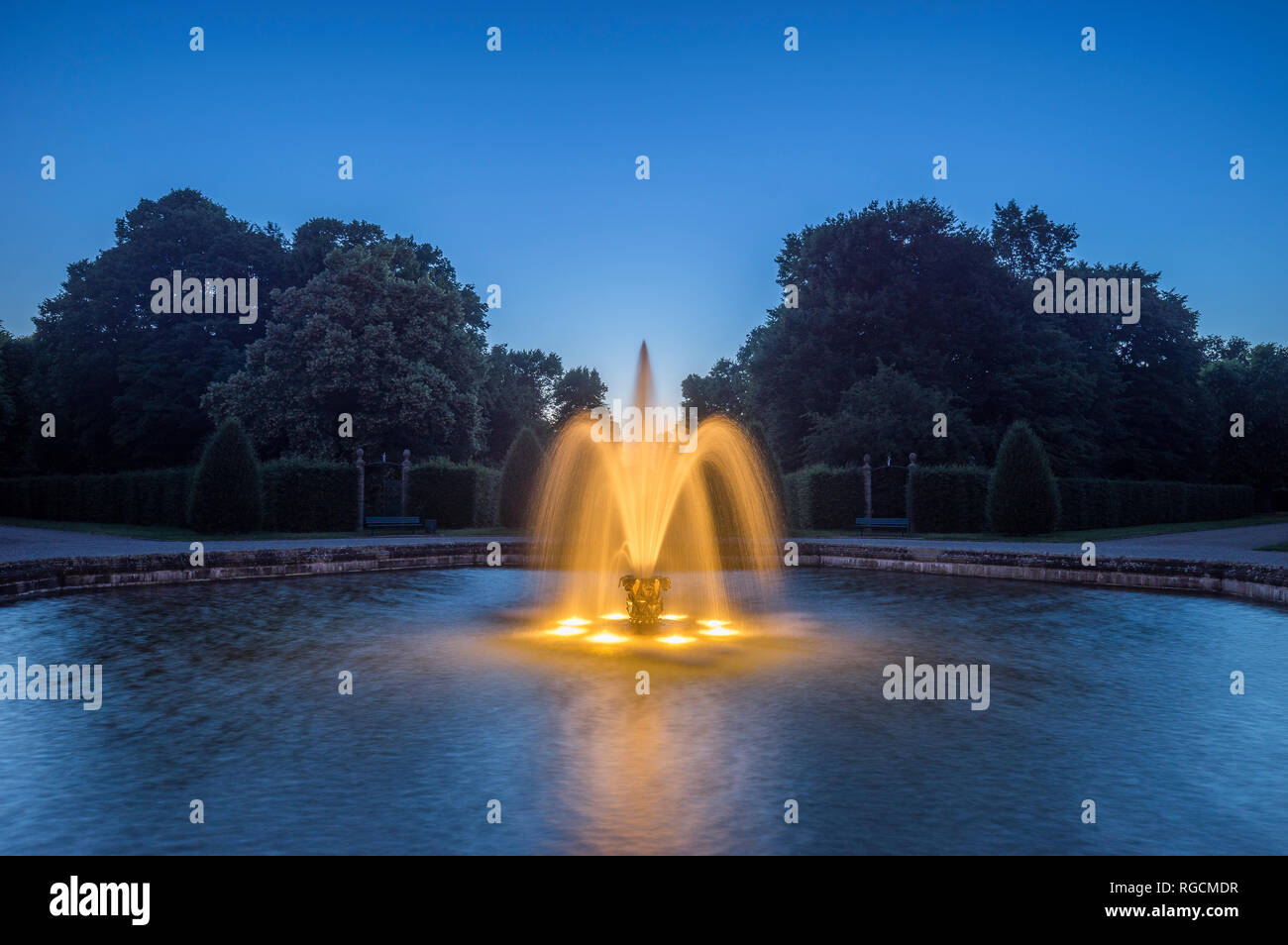 Germania, Bassa Sassonia, Hannover, Herrenhaeuser Gaerten, fontana di sera Foto Stock