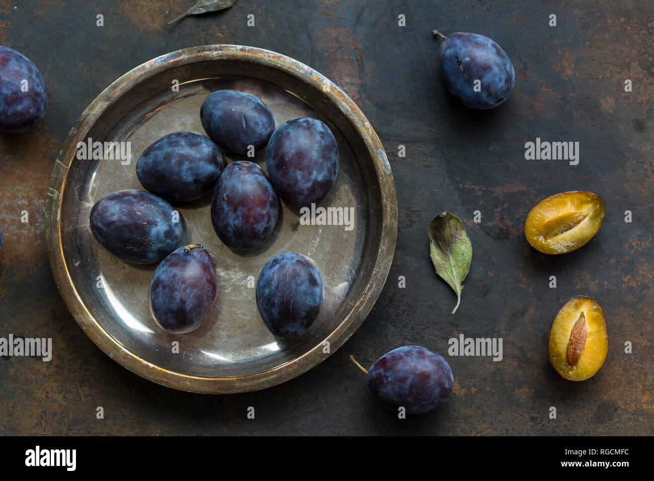 Intero e fette di prugne Foto Stock