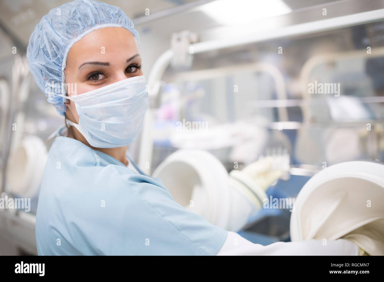 Ritratto di scienziato che lavora nel laboratorio di isolatore Foto Stock