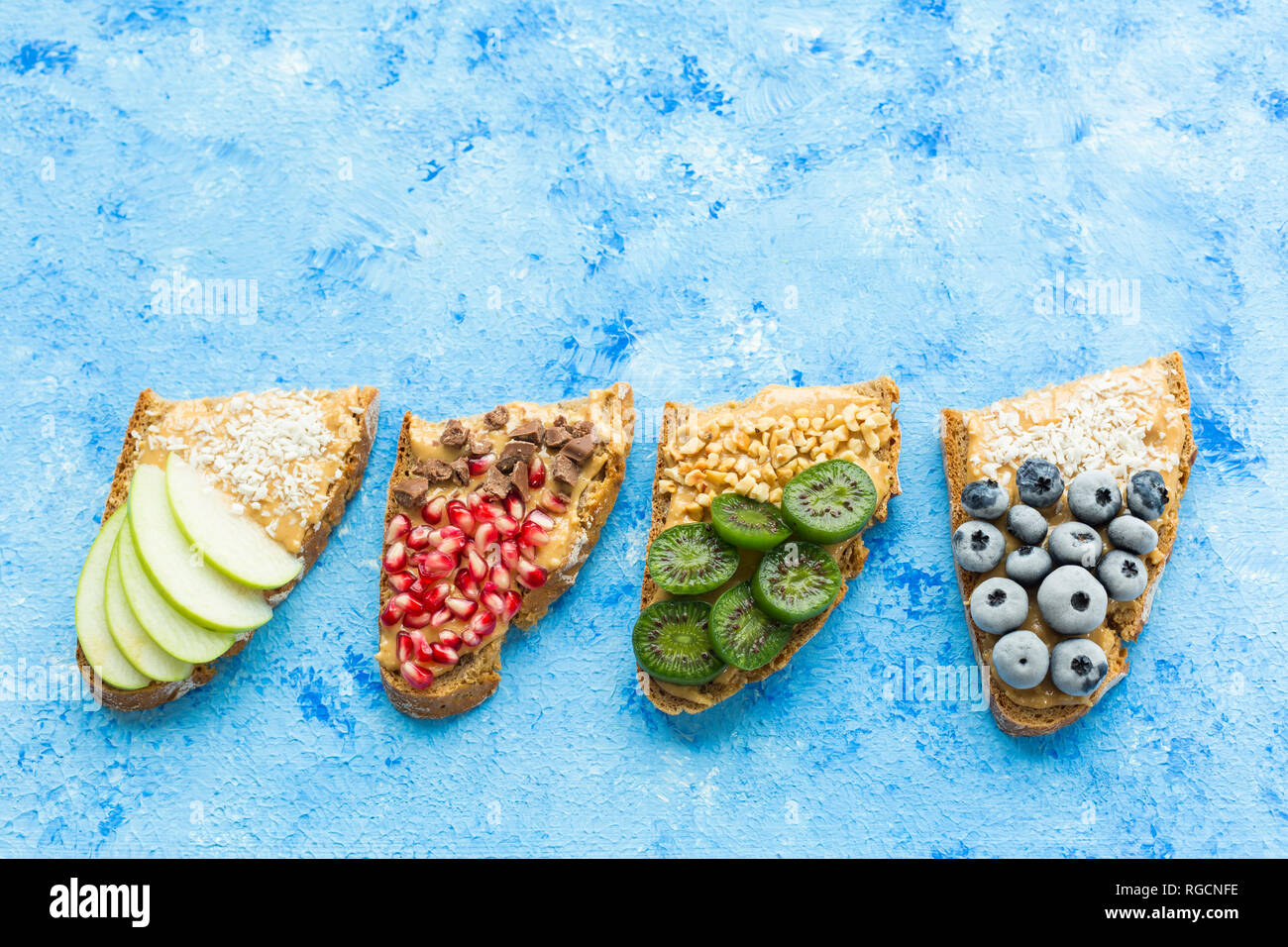 Fila di fette di pane con vari condimenti Foto Stock