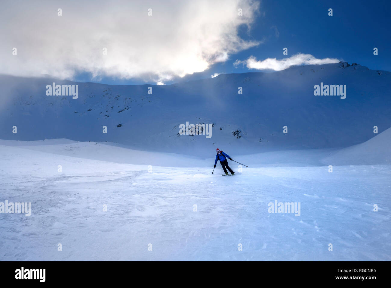 Due uomini in dskiingr Faragas monti Carpazi Meridionali, Romania Foto Stock