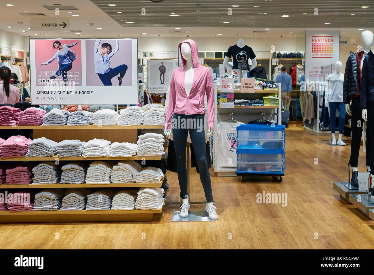SINGAPORE - circa settembre, 2016: all'interno Uni Qio store all'Aeroporto Changi di Singapore. Uniqlo Co., Ltd. è un giapponese di abbigliamento casual designer, produttore Foto Stock