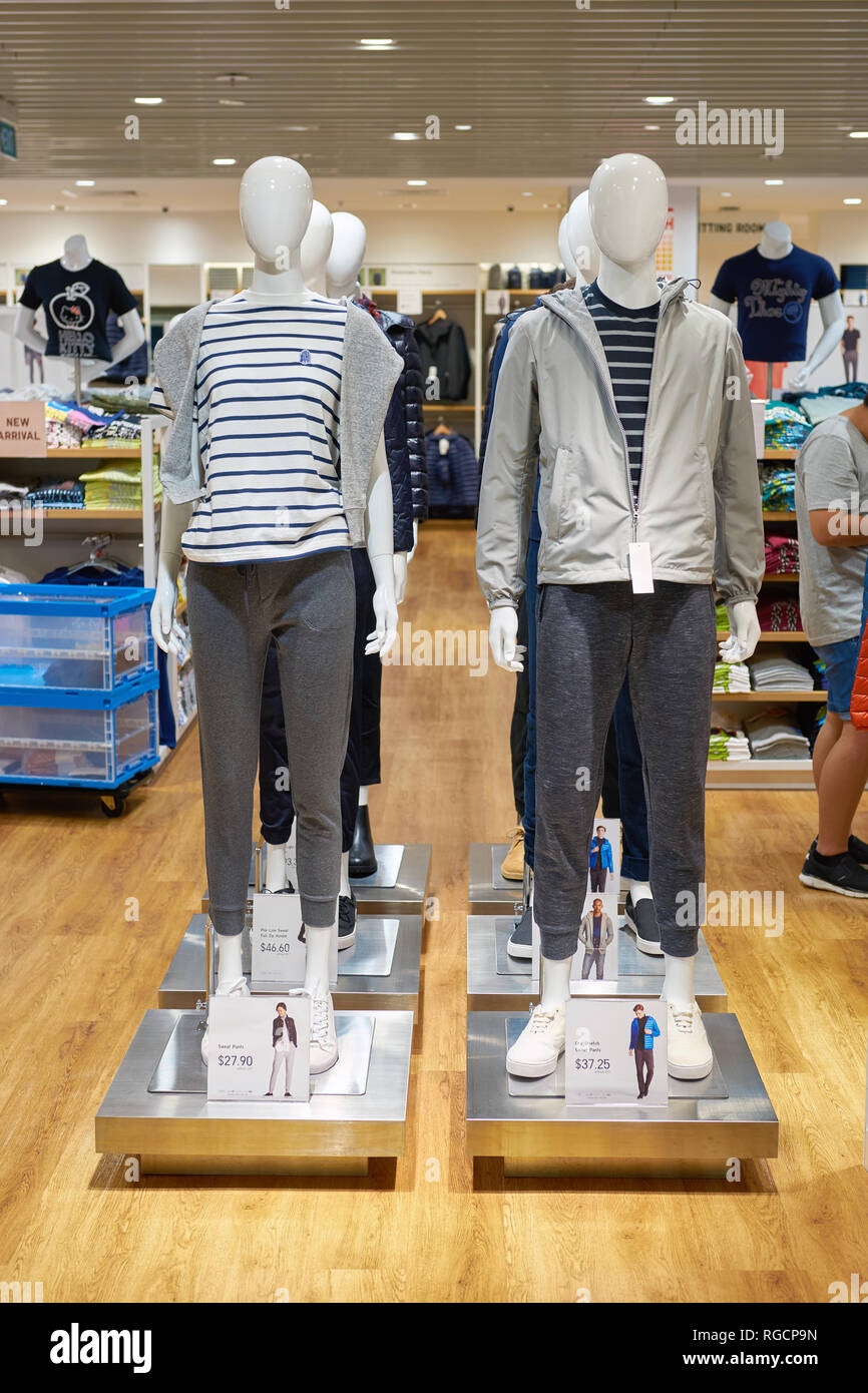SINGAPORE - circa settembre, 2016: all'interno Uni Qio store all'Aeroporto Changi di Singapore. Uniqlo Co., Ltd. è un giapponese di abbigliamento casual designer, produttore Foto Stock