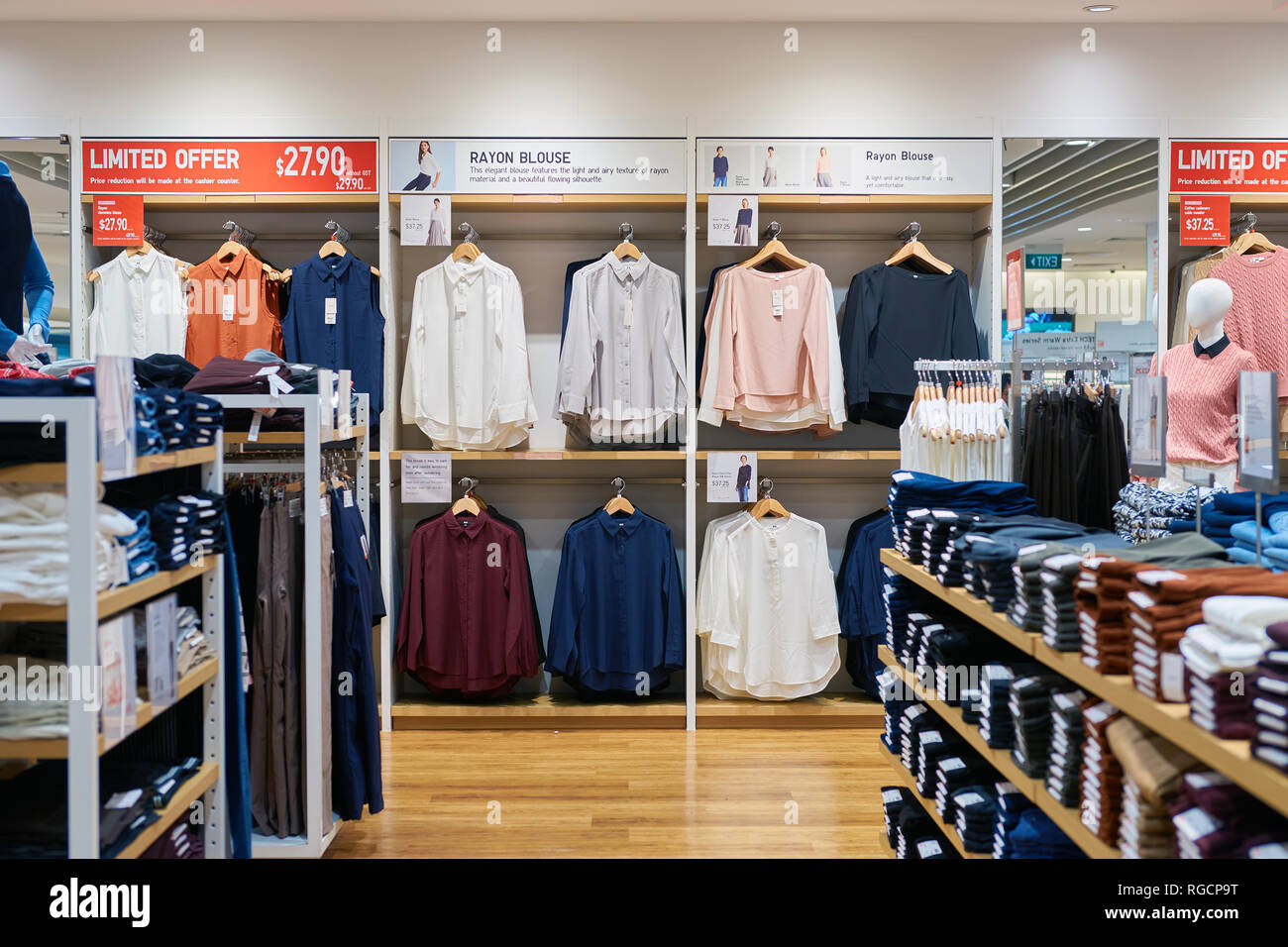 SINGAPORE - circa settembre, 2016: all'interno Uni Qio store all'Aeroporto Changi di Singapore. Uniqlo Co., Ltd. è un giapponese di abbigliamento casual designer, produttore Foto Stock