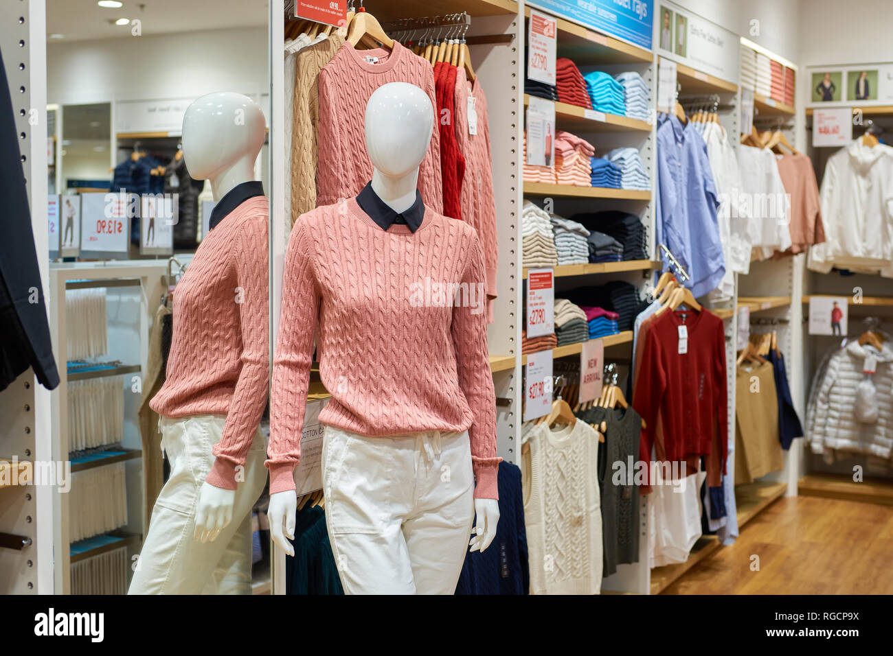 SINGAPORE - circa settembre, 2016: all'interno Uni Qio store all'Aeroporto Changi di Singapore. Uniqlo Co., Ltd. è un giapponese di abbigliamento casual designer, produttore Foto Stock
