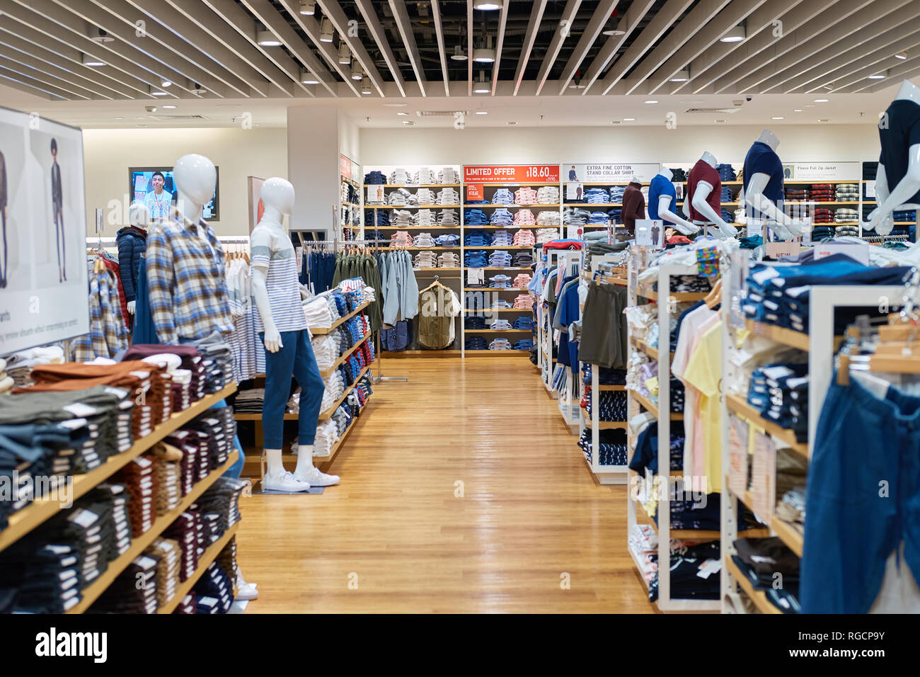 SINGAPORE - circa settembre, 2016: all'interno Uni Qio store all'Aeroporto Changi di Singapore. Uniqlo Co., Ltd. è un giapponese di abbigliamento casual designer, produttore Foto Stock