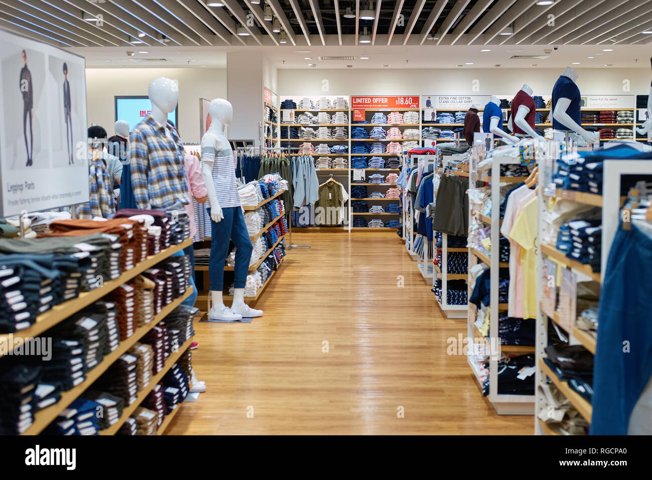 SINGAPORE - circa settembre, 2016: all'interno Uni Qio store all'Aeroporto Changi di Singapore. Uniqlo Co., Ltd. è un giapponese di abbigliamento casual designer, produttore Foto Stock