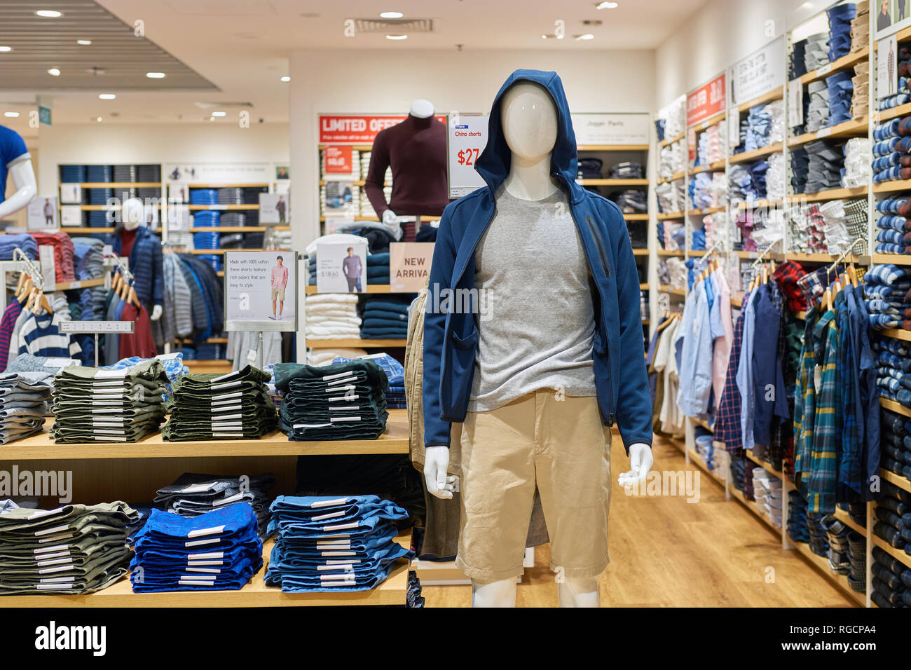 SINGAPORE - circa settembre, 2016: all'interno Uni Qio store all'Aeroporto Changi di Singapore. Uniqlo Co., Ltd. è un giapponese di abbigliamento casual designer, produttore Foto Stock