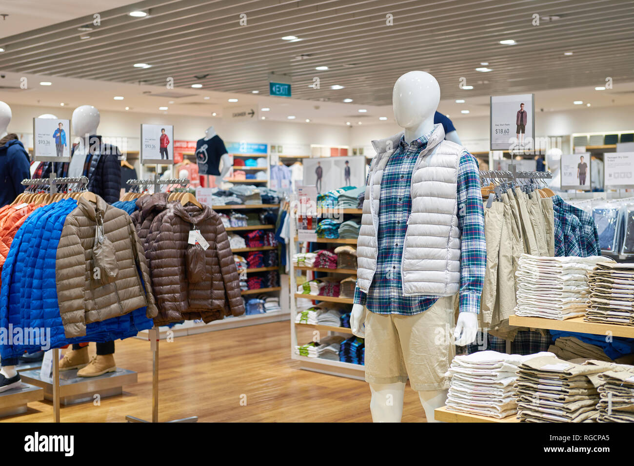 SINGAPORE - circa settembre, 2016: all'interno Uni Qio store all'Aeroporto Changi di Singapore. Uniqlo Co., Ltd. è un giapponese di abbigliamento casual designer, produttore Foto Stock