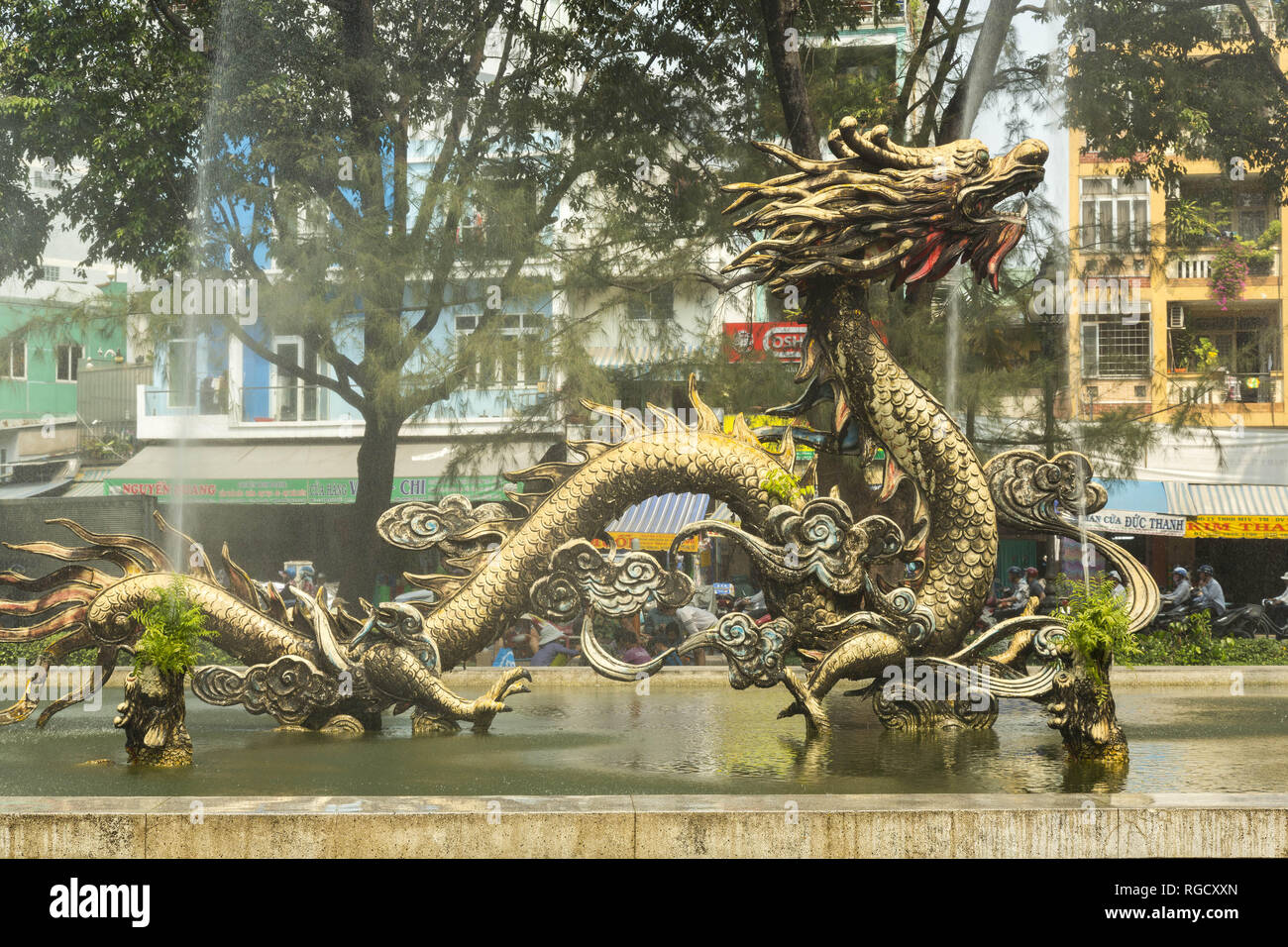 La scultura del drago nella Chinatown di Ho Chi Minh in Vietnam Foto Stock