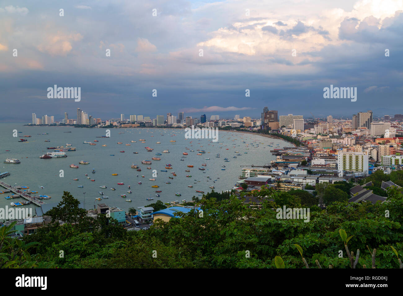 Vista di Pattaya skyline della città e la città dal punto di vista di Pattaya (Khao Pattaya punto di vista) su Pratumnak Hill al crepuscolo in Pattaya, Chonburi, Thailandia. Foto Stock