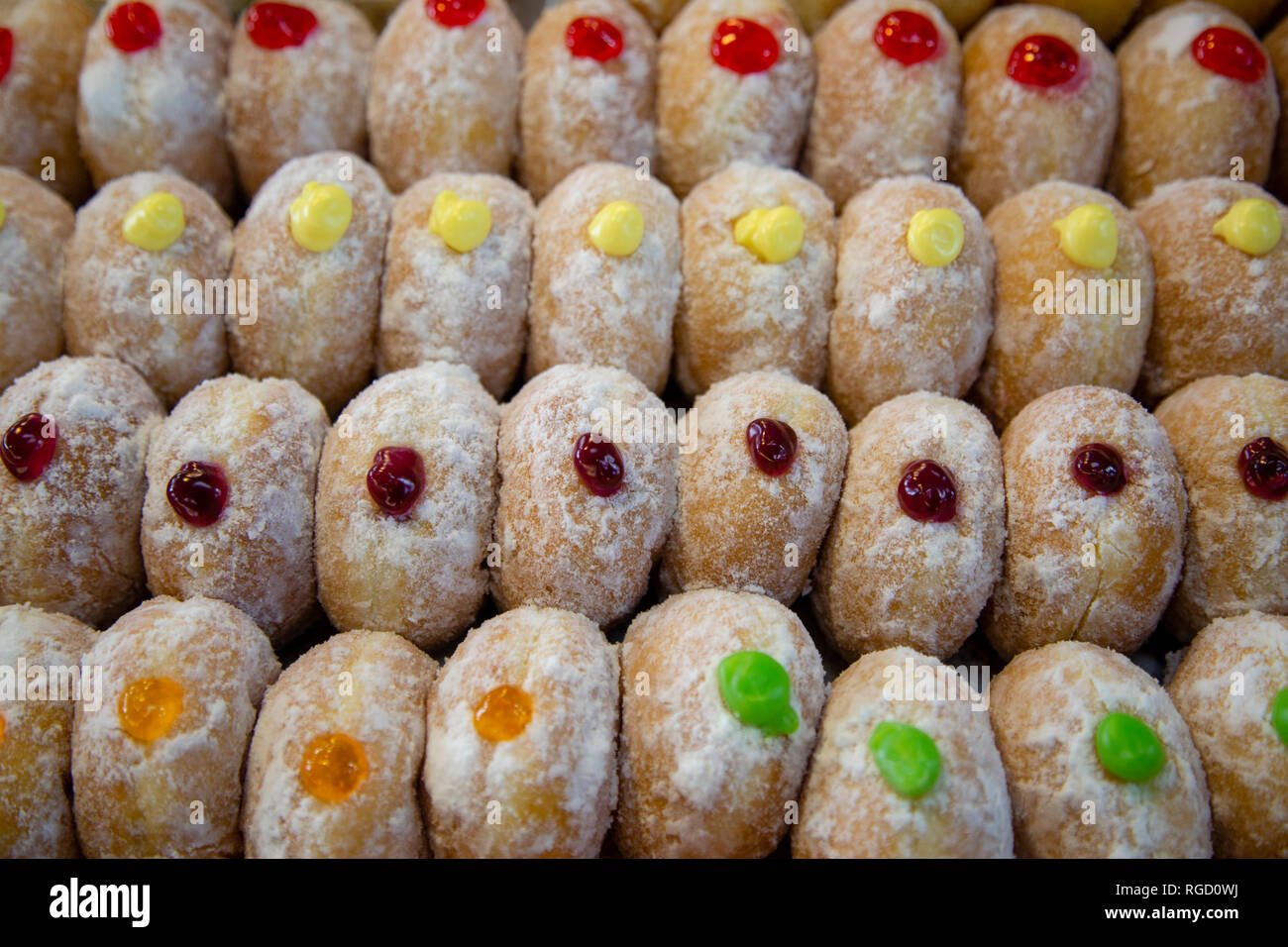 Sufganiyah è un round jelly donut mangiato in Israele e in tutto il mondo sul festival ebraico di Hanukkah. La ciambella è fritte, riempito con Foto Stock