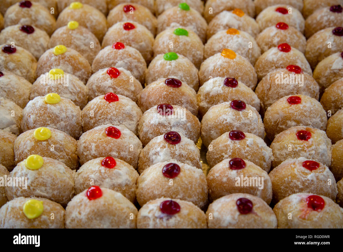 Sufganiyah è un round jelly donut mangiato in Israele e in tutto il mondo sul festival ebraico di Hanukkah. La ciambella è fritte, riempito con Foto Stock