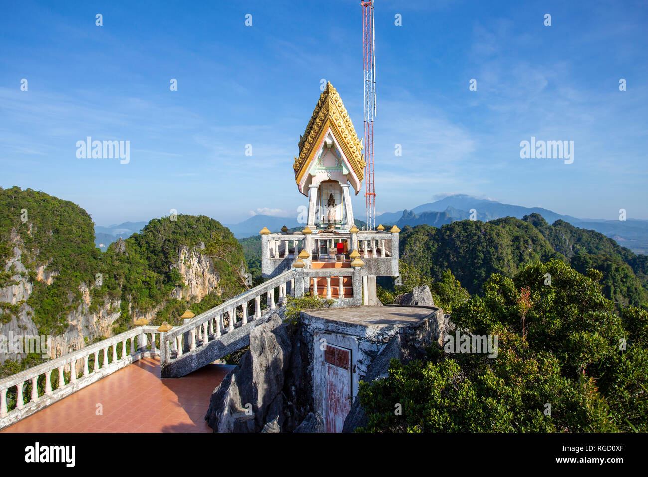 Il Tiger tempio nella grotta o Wat Tham Suea è un tempio buddista vicino a Krabi città di Krabi, in Thailandia. Un luogo sacro, è noto per la tigre stampe della zampa in Foto Stock