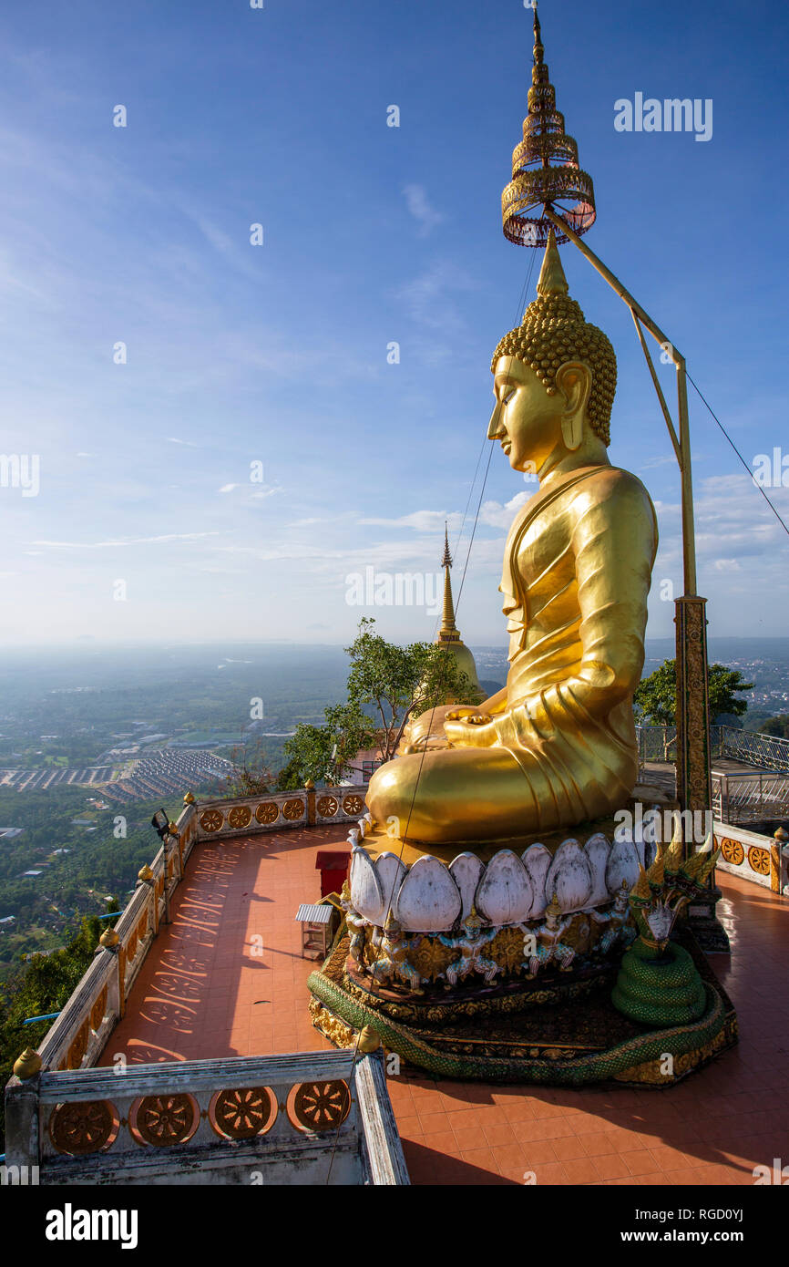 Il Tiger tempio nella grotta o Wat Tham Suea è un tempio buddista vicino a Krabi città di Krabi, in Thailandia. Un luogo sacro, è noto per la tigre stampe della zampa in Foto Stock