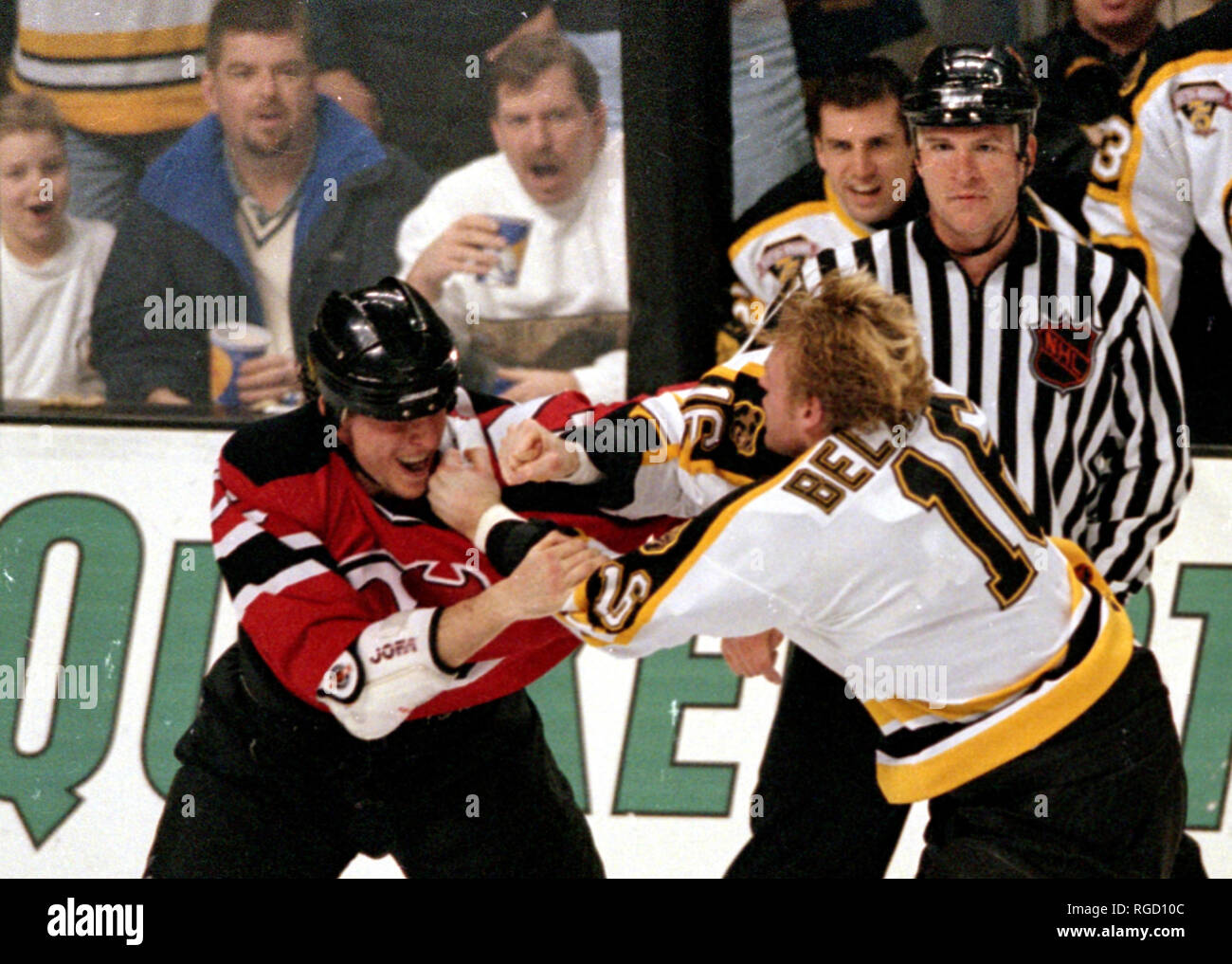 New Jersey Devils #29 Krzysztof Oliwa combatte Boston Bruins #16 Ken Belanger in azione di gioco al centro della flotta in Boston MA USA gennaio 28,1999 foto di bill belknap Foto Stock