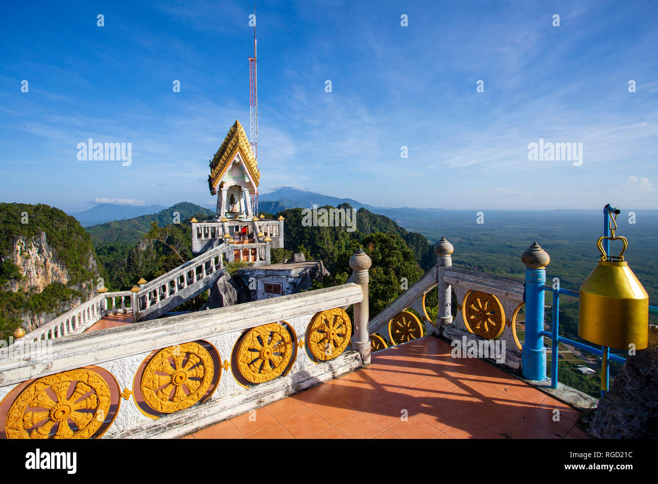 Il Tiger tempio nella grotta o Wat Tham Suea è un tempio buddista vicino a Krabi città di Krabi, in Thailandia. Un luogo sacro, è noto per la tigre stampe della zampa in Foto Stock