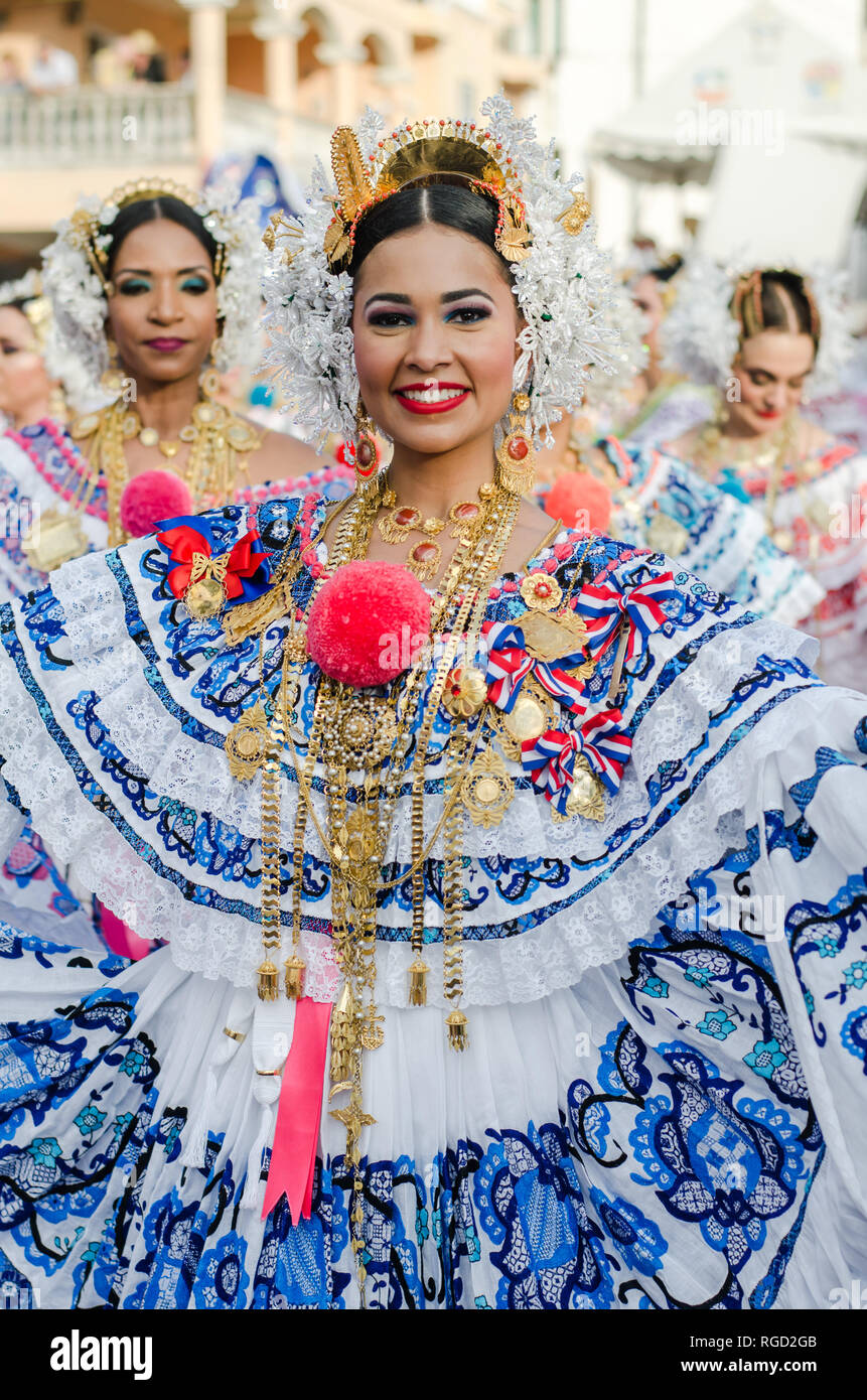Donna che indossa pollera, un abito tradizionale da Panama. Ci sono molte varietà di polleras, a seconda del suo utilizzo e del luogo di origine. Foto Stock
