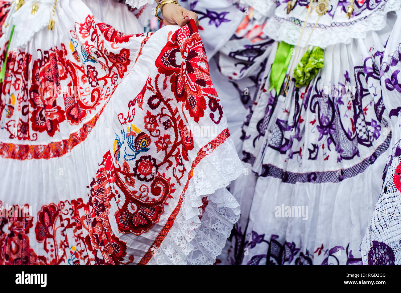 Dettagli del tipico abito panamense noto come pollera. Il modello è tutto a mano utilizzando diverse tecniche di ricamo. Foto Stock