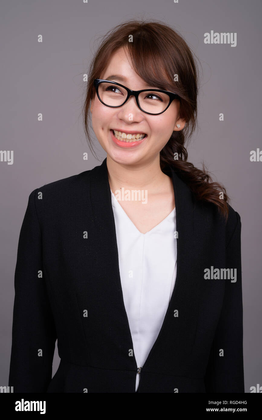 Giovane bella asiatica imprenditrice pensando e progettando Foto Stock