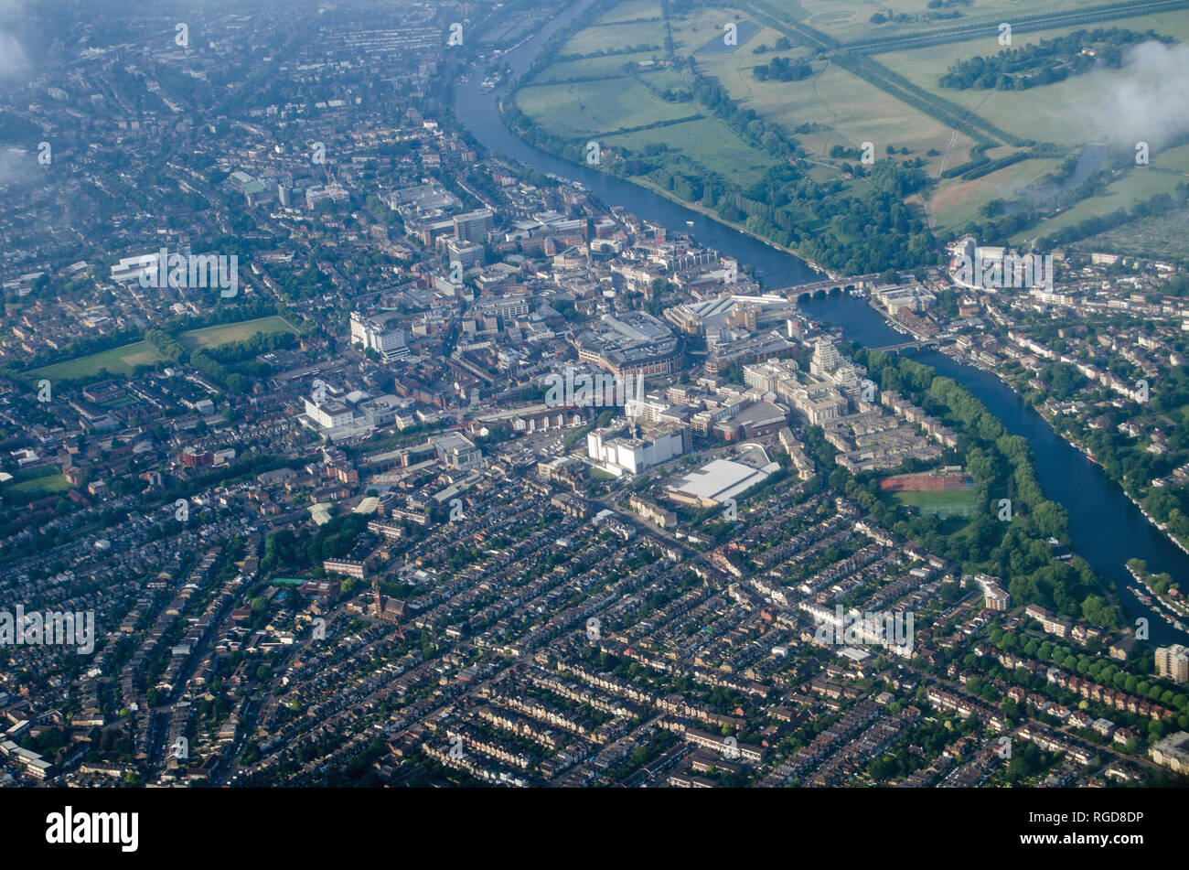 Vista aerea del London Borough of Kingston-Upon-Thames nella zona ovest di Londra con il fiume Tamigi che fluisce oltre il borgo storico e motivi di prosciutto Foto Stock