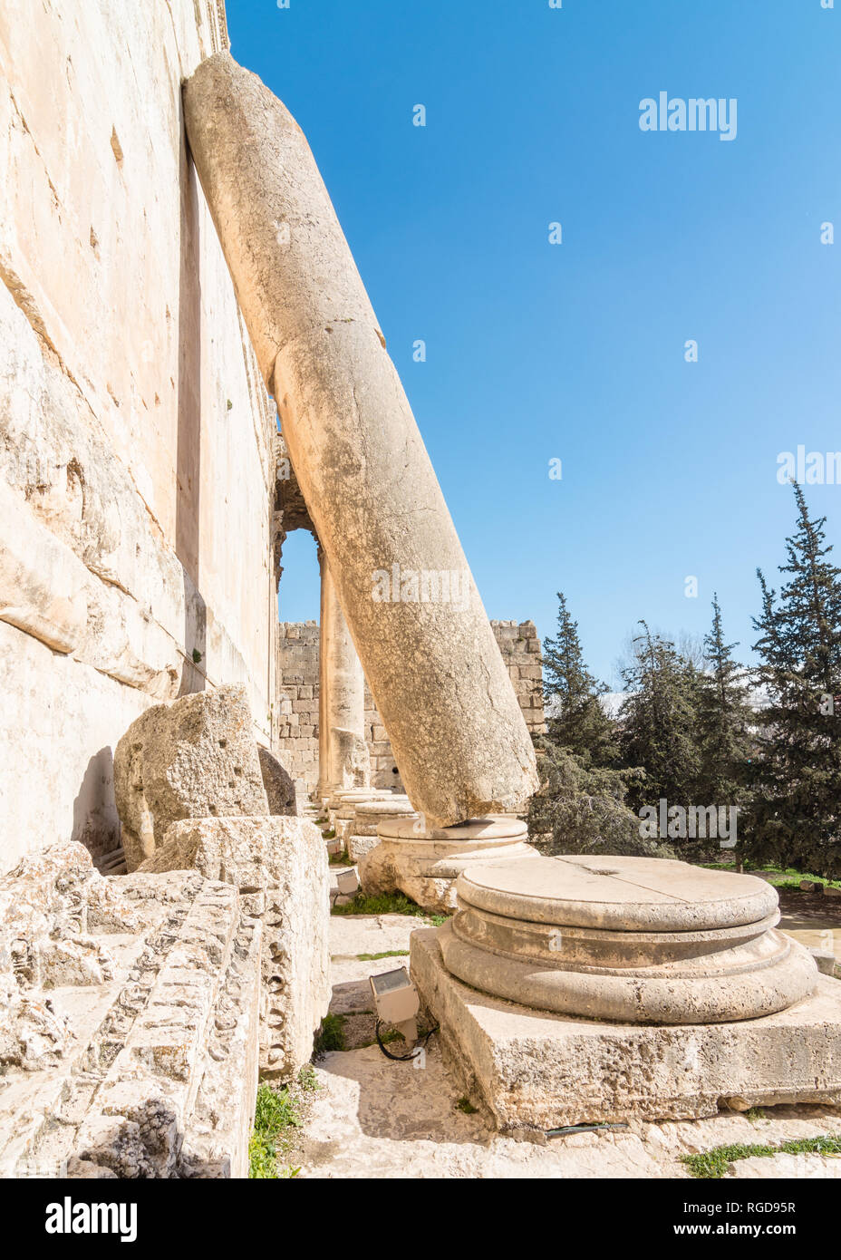 Distrutta la colonna appoggiata contro il tempio di Bacco" parete, Heliopolis rovine romane, Baalbek, Libano Foto Stock