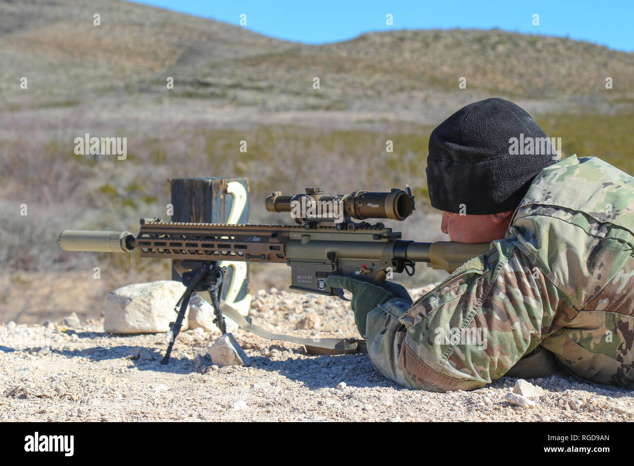 MCGREGOR addestramento complesso, Fort Bliss, TEXAS - Un Soldato di fanteria lungo con 15 soldati supplementari assegnati alla società Alfa, 4-17 battaglione di fanteria, 1° Stryker Brigade Combat Team, 1° Divisione Corazzate, incendi tornate giù con la gamma di recente sviluppato Squad designato fucile da cecchino (SDM-R), 25 genn. Il feedback dal fanti assisterà programma Ufficio esecutivo soldato (PEO soldato), un esercito programma usato per campo e sviluppare gli impianti per i soldati dell esercito coordinando e lavorare insieme con Army combat arms unità per raccogliere i dati e di apportare correzioni al SDM-R, Weapon System e Foto Stock