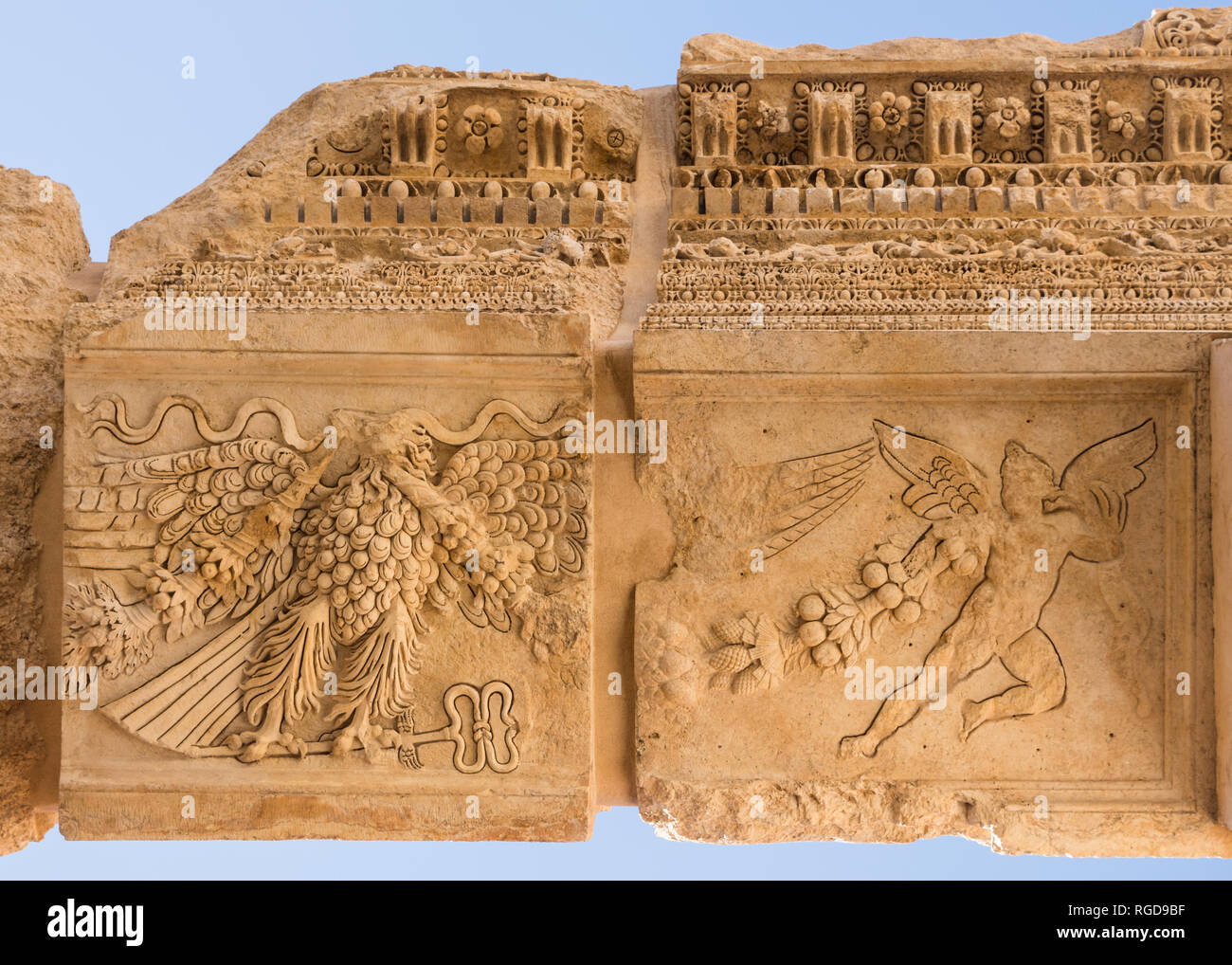 Cupido figura e un'aquila tenendo un araldo è scolpito il personale all'ingresso del tempio di Bacco, Heliopolis rovine romane, Baalbek, Libano Foto Stock