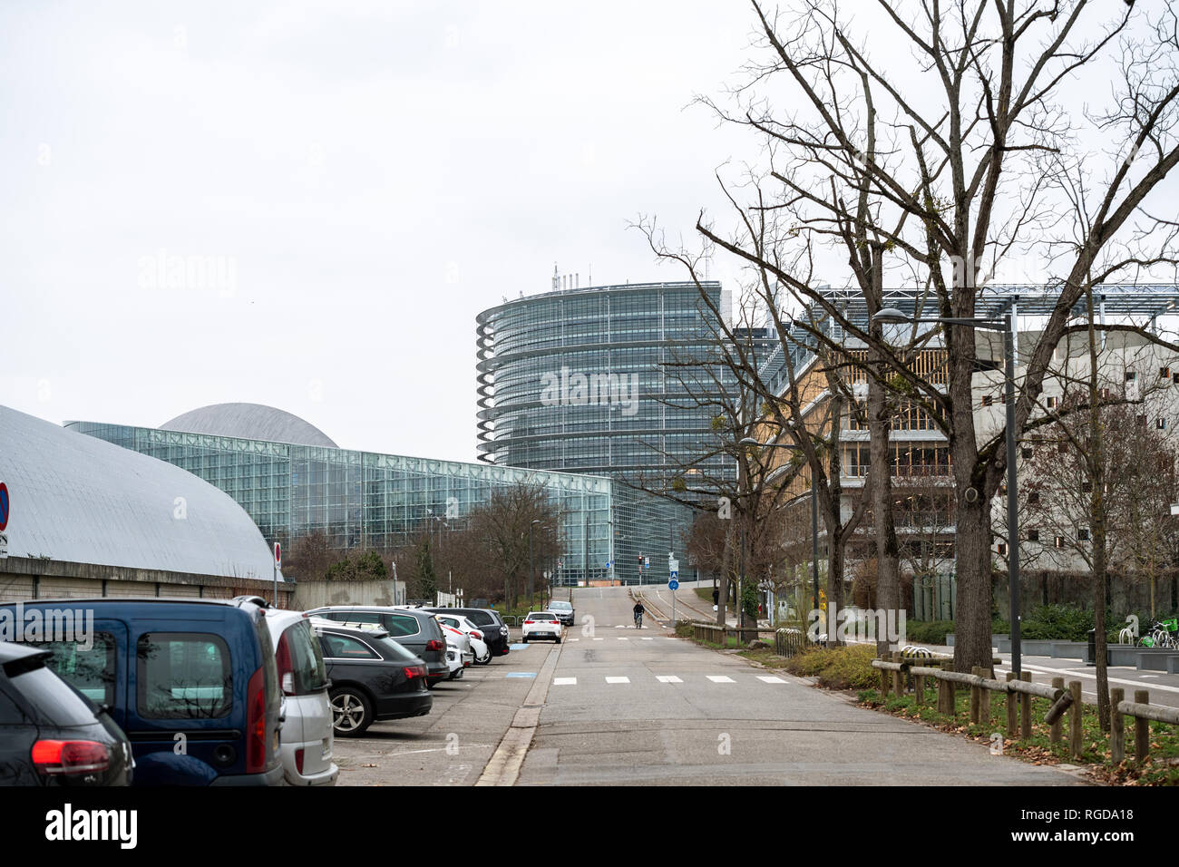Strasburgo, Francia - Dic 14, 2018: vista dell'edificio del Parlamento europeo da Rue Pierre de Coubertin con macchine parcheggiate e pedoni Foto Stock