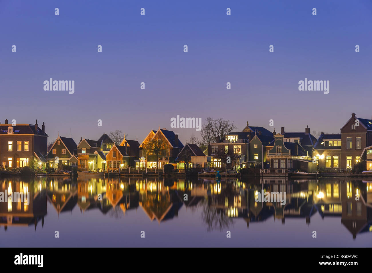Amsterdam Paesi Bassi, notte skyline di olandese tradizionale casa a Zaanse Schans Village Foto Stock
