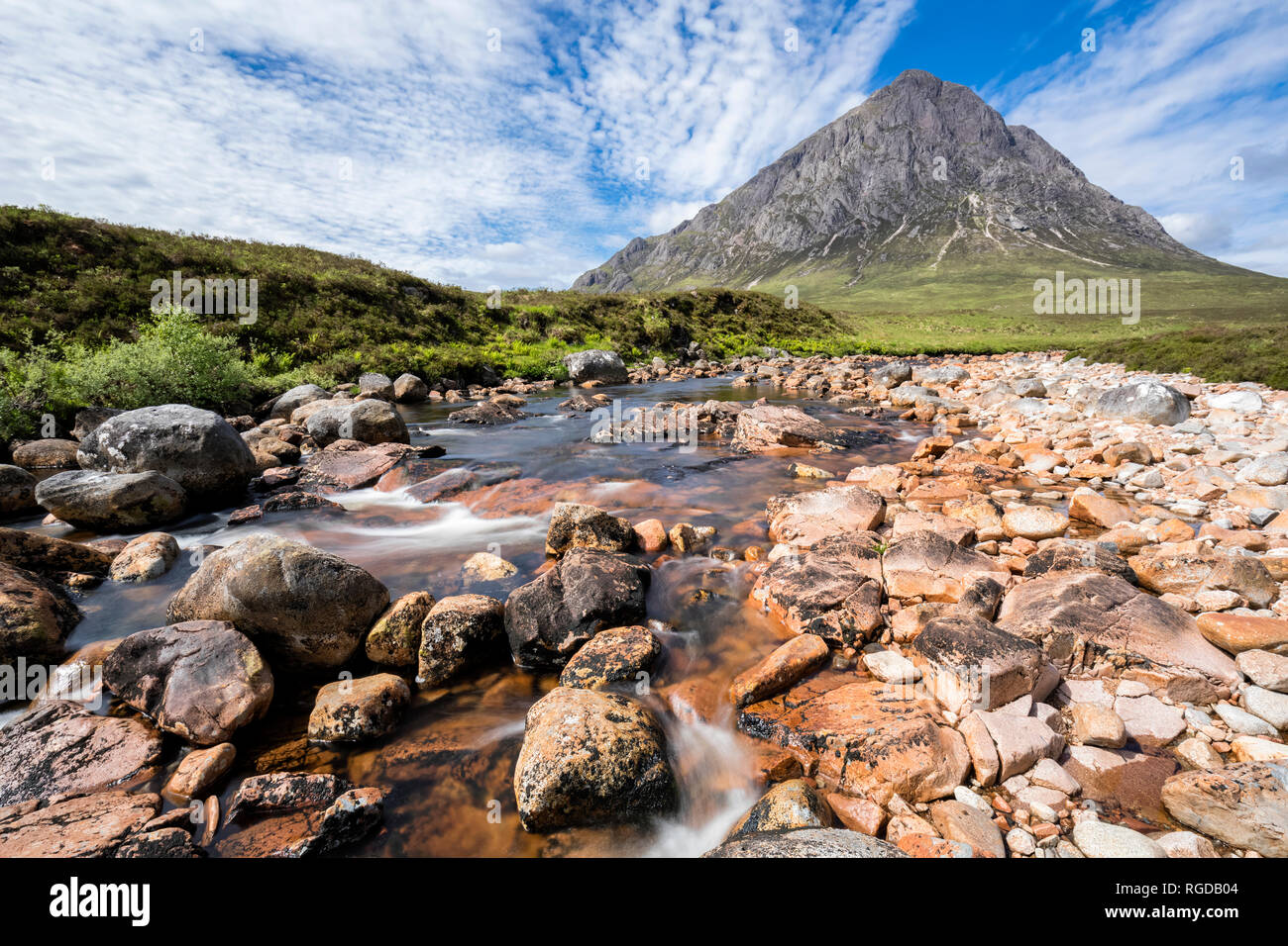 Gran Bretagna, Scozia, Highlands scozzesi, Glen Etive, montagna del massiccio Buachaille Etive Mor con Mountain Stob Dearg, Fiume Coupall, Etive Mor cascata Foto Stock